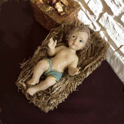 Niño Jesús en pesebre